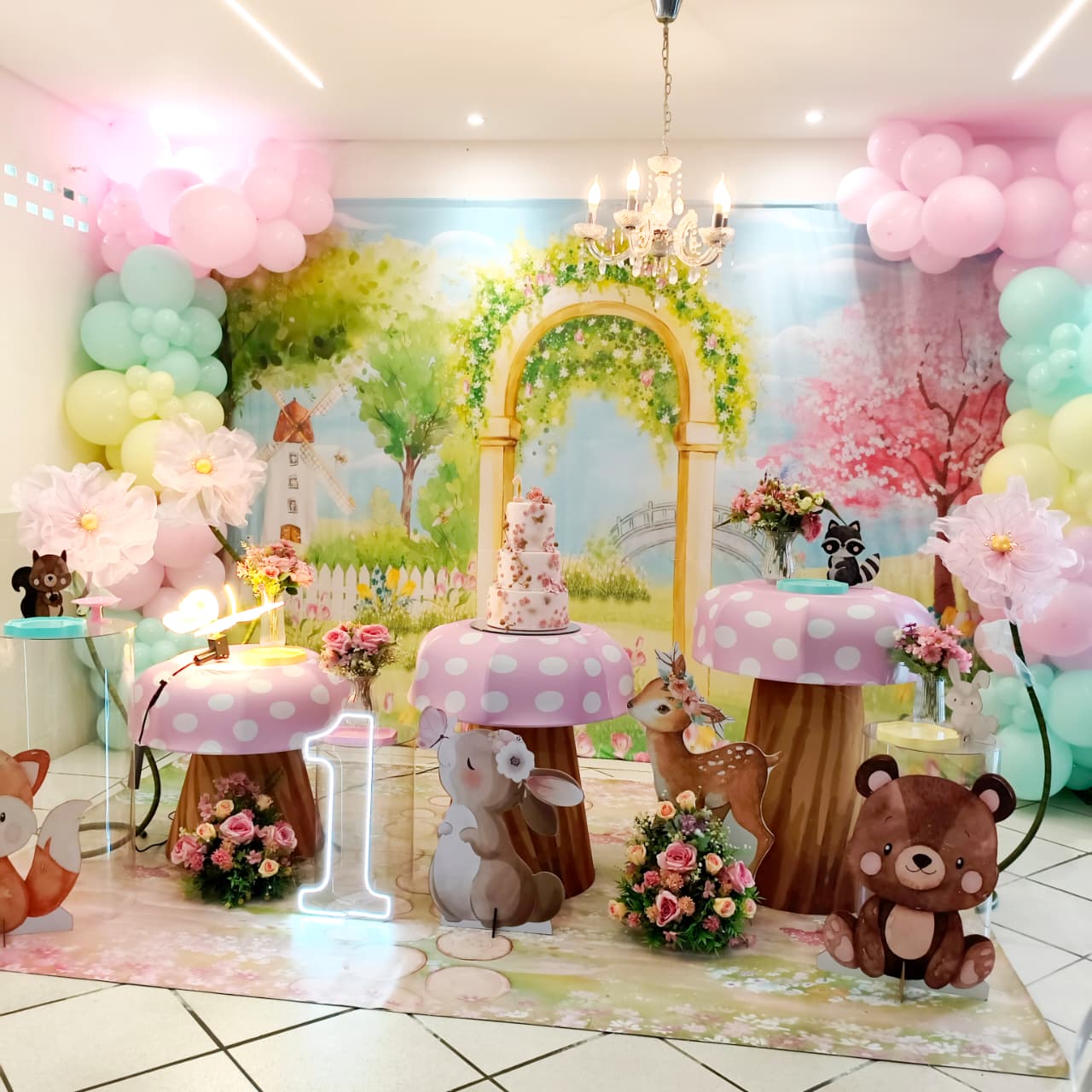Decoração de 1 aninho tema Bosque Encantado com cogumelos e bichinhos