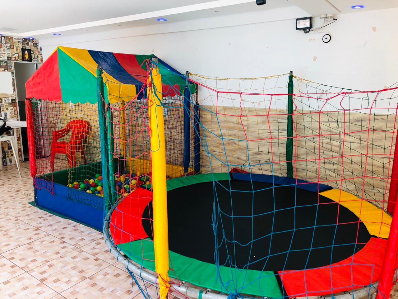 Piscina de bolinhas e cama elástica para aluguel