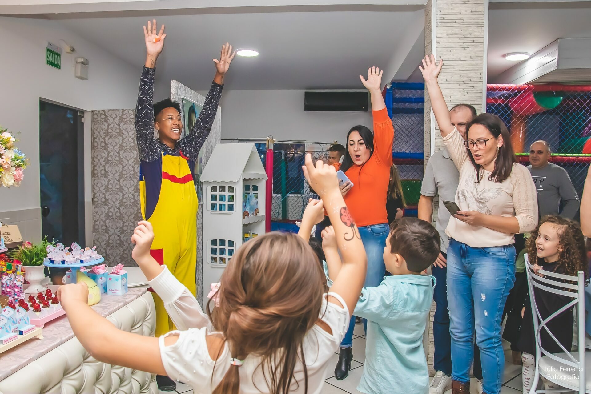 Recreadora animando as crianças na festa