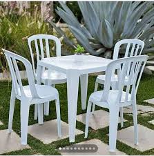 Mesa e cadeiras plásticas brancas para aluguel