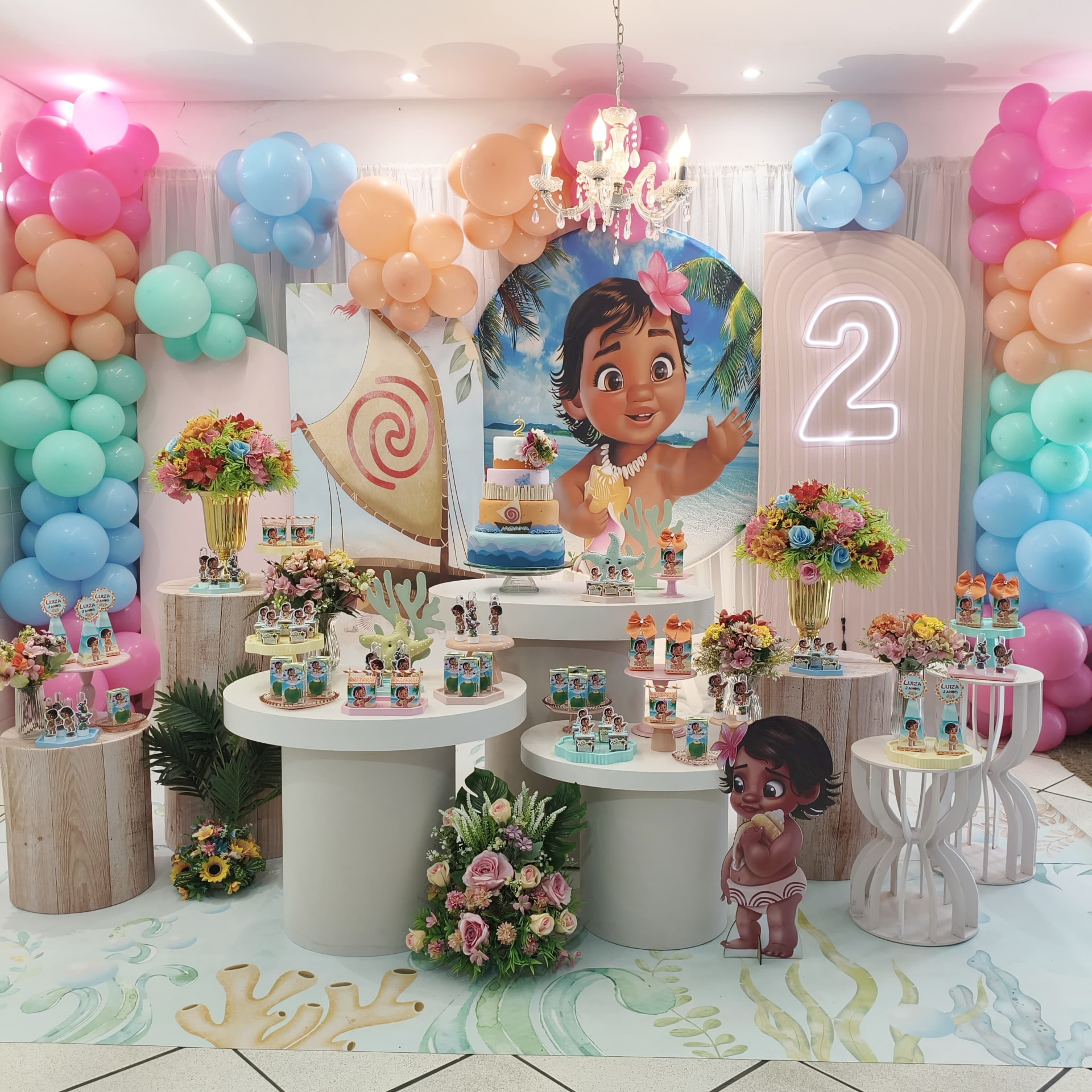 Decoração de festa tema Moana com cenário tropical